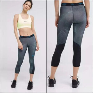 Nike Dri-Fit Medium Victory Base Layer Tight Fit Crop Legging